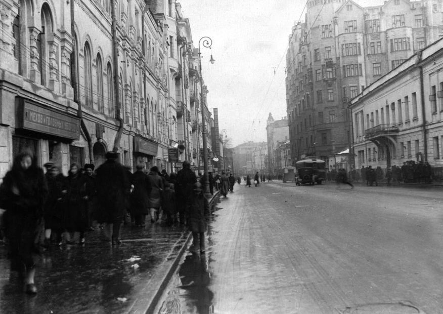Здание Военного трибунала Московского военного округа (ул. Арбат, д. 37 — двухэтажное здание справа). 1935–1939 гг.