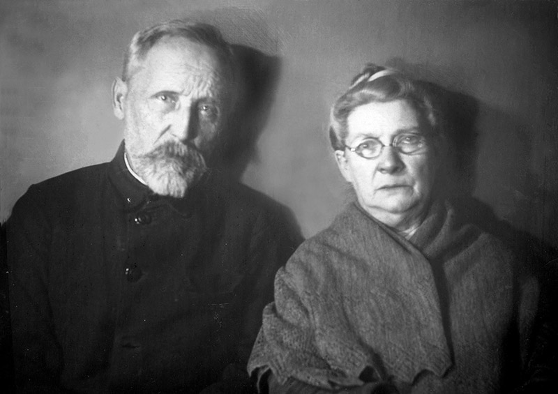 Родители священномученика Василия Федор Алексеевич и Софья Павловна Надеждины. 24 января 1929 г. Москва Родители священномученика Василия Федор Алексеевич и Софья Павловна Надеждины. 24 января 1929 г. Москва