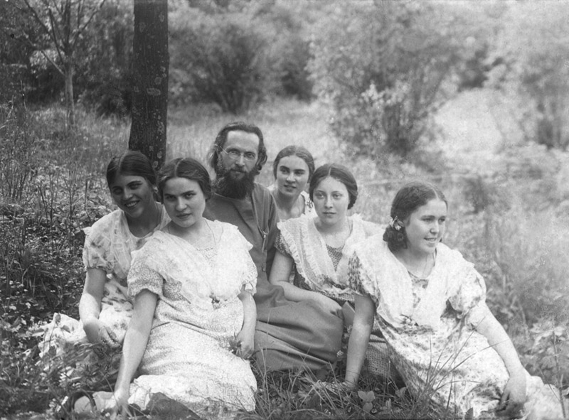 Священномученик Василий Надеждин с духовными чадами. 10 июня 1928 г. Петровско-Разумовское Священномученик Василий Надеждин с духовными чадами. 10 июня 1928 г. Петровско-Разумовское