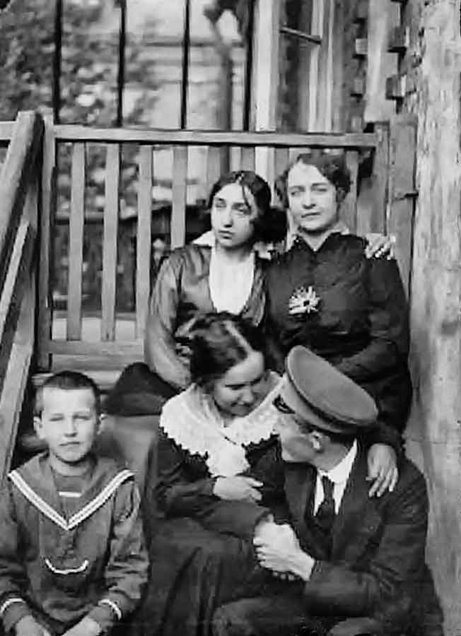 Анна Петровна с мужем Николаем Штейпом, сестрами Варей, Марией и братом Шурой