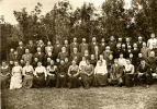 Старожил села Великокняжеское, юбилейная фотография к 50-летию «колонки» на Кубани (Северный Кавказ, Ставропольский край, 1914 год); в верхнем ряду первый слева Михаил Биржеминский, а в нижнем слева Анна Биржеминская (Эберле).