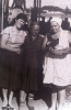 Гейдт Ангелина Сигизмундовна (1938), на фото посередине