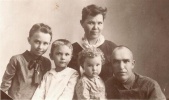 Левкович Ефим Яковлевич с семьей. Фото из архива семьи.