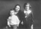 А.И. Иванова-Ненарокова с сыном и дочерью