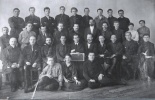 Совет агрономического факультета и студенты. Январь 1925 г. Второй ряд сидят слева направо: А.Г. Генкель, …,Ф.А. Бынов, Н.Г. Кудрявцев,
В.В. Никитин (декан), П.В. Максимов и др.