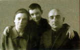 Семья Пригова С.А.: жена - Пригова (Трояновская) Евгения Николаевна, дочь - Ленмира и С.А. Пригов, 1935 год