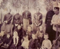 Семья Тихановских. В центре сидит отец Михаил с женой Наталией и дочерью Павлиной. В верхнем ряду (слева направо): Александра и Ольга. В нижнем ряду: Лидия (в белом платочке), Борис, Николай, Павел. Село Шемяк, 1905