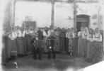 Самодеятельный хор ДК железнодорожников ст. Мураши Кировской области

 аккомпаниатор ( слева) - 
Нечепуренко Михаил Иванович


1944 год