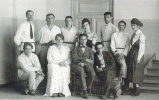 УНОВИС. Июнь 1922. Витебск. Стоят (слева направо): Иван Червинко, Казимир Малевич, Ефим Рояк, Анна Каган, Николай Суетин, Лев Юдин, Евгения Магарил. Сидят (слева направо): Михаил Векслер, Вера Ермолаева, Илья Чашник, Лазарь Хидекель