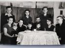 Худоногов Николай Иванович с семьей 1958 год, г. Назарово Красноярского края. На фото Елена Ивановна (жена), Вячеслав Николаевич с женой Любовью Степановной, детьми Валерием и Верой, дочь Галина Николаевна, дочь Надежда Николаевна с мужем Петром Николаевичем с сыном Юрием Петровичем (я у деда на коленях, 1957 г. р.) и сын Александр Николаевич. На 24.06.2021г. Надежда (86лет), Галина (81год), Любовь (88 лет) живут в Красноярске, Звёздном и Назарово. Николай, Елена, Вячеслав и Александр покоятся рядом в Назарово на кладбище на 56 км.