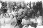 Андрей Никитич Новиков стоит в центре,
слева от него стоит жена - Екатерина Семеновна Новикова (Жаркова),
сидит крайняя справа - Валентина Гавриловна Кузнецова (Алексеева)
фотография 1935 года