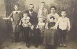Фрейндлих Шарлотта Фридриховна с мужем и детьми Цецилией и Артуром (в верхнем ряду), Дагмарой, Эдуардом, Бруно (в нижнем ряду).