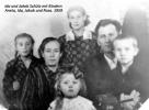 Щиц Ида Ивановна и Яков Яковлевич с четырьмя (из семи) детьми, слева направо: Ида, Анета, Яша, впереди Роза.