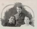 август 1946г. Надежда Сергеевна (Солодухина) с детьми - сын Шура и дочь Маруся