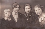 Вишневская Анна Васильевна с дочерьми Ириной, Татьяной и Еленой 1936г. Последнее фото.