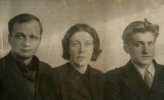 Фотография Платонова Андрея Платоновича в группе с Платоновой Марией Александровной (женой) и Платоновым Платоном Андреевичем (сыном).