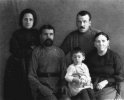 С первой женой, родителями и дочкой.