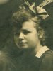 Людмила Борисевич на групповой фотографии выпускниц Сумской гимназии, 1919 г.