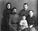 Артем Веселый с родителями, женой Гитей Лукацкой и Гайрой, 1927, Москва