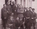В центре стоит о. Петр Билон. Внизу сидят летчики Федор Алелюхин, Лев Скурский и Павел Золотов.