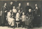 Семья Пономаревых. Верхний ряд (справа налево): Пономарёва Клавдия Михайловна, её муж (расстрелян в конце 1930-х гг.) Пономарёв Николай Михайлович