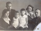 Июль 1935, Свердловск. Слева направо: сестра Мария Николаевна Коковихина, племянник Сергей Александрович Кирюшкин, дочери Маргарита и Генриетта, Раиса Степановна и Анатолий Николаевич Косых