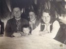 Справа налево: жена Раиса Степановна, ее старшая сестра Наталья Степановна с дочерью Людмилой и мужем. Новосибирск, 1930 гг.