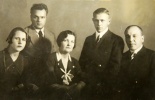 Слева направо: Раиса и Анатолий Косых, Мария Николаевна Коковихина( сестра), Сергей Кирюшкин( её сын от Кирюшкина А.А.), второй муж Марии Николаевны-Михаил Михайлович Коковихин. 1936 г.