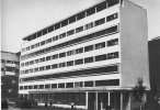 Жилой комплекс «Дом Уралоблсовнархоза» (Малышева, 21) построен в 1930-1933 годах по типовому проекту, разработанному в 1928 году московской архитектурной мастерской № 12 при секции типизации стройкома РСФСР группой архитекторов и инженеров под руководством М.Я. Гинзбурга. Проект был экспериментальным, назван М.Я. Гинзбургом домом «переходного типа» и был рассчитан на перспективное развитие «индустрии быта» и отработку стандартов и принципов индустриального домостроения