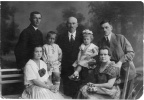 Сергей с родителями Александром Андреевичем и Марией Николаевной, сестрой Верой и родственниками, 1920-е гг., Владивосток