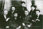 Члены партии Алаш. Первый ряд: Х. Габбасов, М. Дулатов, А. Байтурсынов, М. Ауэзов. Второй ряд: Ж. Аймауытов, А. Маргұлан, А. Байтасов