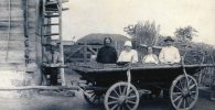 В экспедиции. Слева сидит - Георг Дингес. Фото 1927 г. (Энгельсский краеведческий музей.)