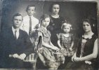 Последняя совместная фотография семьи Дингес. Сидят: Георг Дингес, дочери Хильдегард и Ирмтрауд (Ирма), супруга Эмма Дингес (урожденная Шлотгауэр). Второй ряд: сын Артур и племянница Хильда. Фото 1928 г. (Фото из личного архива Хильдегард Дингес-Конков.)