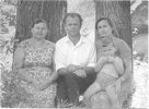 Дети Георга Дингеса. В центре - сын Вальтер, слева - дочь Ирмтрауд (Ирма), справа - дочь Хильдегард (Гильда) с внуком Сашей Коньковым. Фото 1960-х гг. (Фото из личного архива Александра Вальтеровича Дингеса.)