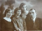 Семья Кудзи 1937 год. Отец Яков, сестры Нинель и Валентина