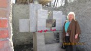 Памятник жертвам политических репрессий в Ульяновске. Внучка Айрих Л. В., репрессированного в 1937 году Кривчикова Александра Эммануиловича. 4 мая 2014. Ульяновск.