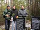 Внук и правнуки Павла Корякина в Северодвинске на мемориале «Невинным жертвам Ягринлага» в 2016 году. Фото Галины Шавериной