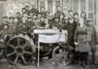 На фото: трактористы машино-тракторной станции в Сростках. 1932 год. В верхнем ряду третий справа - М.Л.Шукшин (фото из музея В.Шукшина в Сростках)