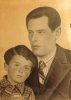 Сейчас мы фотографируемся по три раза в день, а раньше с этим было труднее, и у меня очень немного фотографий деда. Вот эта, ретушированная-переретушированная, года, наверное, 37, отцу моему тут лет пять.