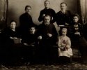 Семья Гозьдзевских: Стефания Луциановна Гозьдзевская (Шарецкая),Гозьдзевский Владислав-Людовик  Войцехович и их дети -Тереза и Мария, Иосиф, Михаил (в центре),Станислав и его жена Эмилия Ричардовна Гозьдзевская(Шульц)