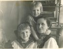 Мать Е.Н. Мартьянова ( Ефалия Ереемеевна) с внуками Ольгой и Сашей. 1952 г. Минусинск.
