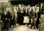 Каждый год (1935-1940) артисты Томского драм театра со студентами Томского Университета ставили спектакли. Это,например, были "Интервенция", "Малиновый берет", "История пяти хвостов" и т.д.
На фотографии: драм кружковцы ТГУ - 1936-37гг. Художественный руководитель И.Н.Русинов (на заднем плане). Третий слева Борис Горбатов - будущий актёр Московского малого театра, один из лучших исполнителей роли Сталина в Советском кино; первый справа Николай Мартьянов - будущий геолог, узник ГУЛАГА, автор книги "Размышление о пульсациях Земли"; в центре Борис Казачков - будущий декан физико-математического ф-та ТПИ и Екатерина Стеблова - будущий фитопатолог;за ней справа - Аркадий Столяров - будущий геолог-разведчик недр Енисейского края, Томской и Кемеровской областей, республик Корея и Мали.