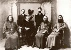 В первом ряду слева направо: свящ. Преображенский Иван Александрович, Скипетров Александр Ефимович, свящ. Скипетров Петр Иванович, диакон Петр Михайлович Вигиленский. Второй ряд: Скипетров Иван А., Скипетров В. П., Вязники 1903 год.