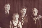 Семейное фото сделанное на спец. поселении, ориентировочно 1945 г. На фото Петухов Федор Сергеевич 1908 г.р. Петухова (Богун) Мария Афанасьевна 1917 (18) г.р. их дети рожденные в ссылке Петухов Валерий Федорович 1939 г.р., Петухова (Галкина по мужу) Дина Федоровна 1936 г.р.