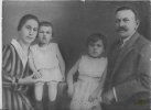 Справа налево: прадед Файстль Иосиф Францевич, моя бабушка Анна, её сестра Гертруда и прабабушка Мария.