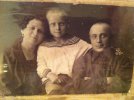 На фото: мои бабушка, еще маленький папа и дедушка. Сделан снимок в конце 20-х. На нем они еще вместе, счастливы и не знают, что их ждет впереди...