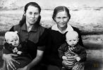 Т. М. Шевцова (слева) с дочерью Валентиной, пос. Сосьва Свердловской обл.