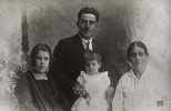 Катеринчук Георгий Семенович с первой женой - Екатериной, дочерью - Ариадной и (вероятно, тещей?)