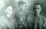 Ефим Данилович Бацыга с женой Натальей Акимовной и младшим сыном Васей. Никольск-Уссурийский. 1934 год.