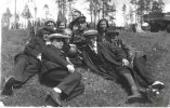 Шатура. Белое озеро. 1934.
Верхний ряд слева направо Рог Ксения Андреевна, Рог Тамара Савельевна. Средний ряд 2-ой слева Рог Владимир Саввович (с мячом), рядом справа - Рог Савва Борисович.
Так же на снимке, весьма вероятно, присутствует Промтов А.П.